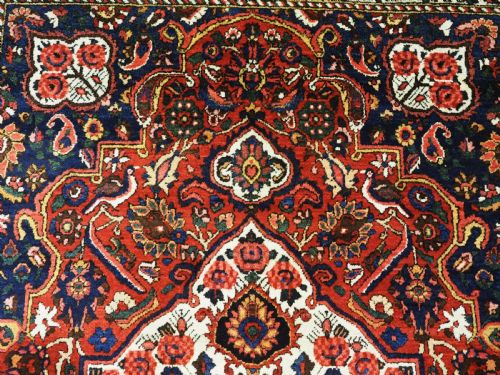 VINTAGE BAKHTIARI VILLAGE RUG WITH FLORAL MEDALLION DESIGN CIRCA 1930 - ADDITIONAL PHOTO 7
