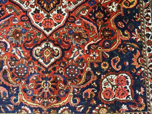 VINTAGE BAKHTIARI VILLAGE RUG WITH FLORAL MEDALLION DESIGN CIRCA 1930 - ADDITIONAL PHOTO 10