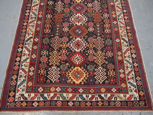 ANTIQUE CAUCASIAN DAGESTAN LONG RUG WITH HOOKED MEDALLION DESIGN CIRCA 1890 - ADDITIONAL PHOTO 4
