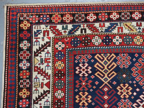 ANTIQUE CAUCASIAN DAGESTAN LONG RUG WITH HOOKED MEDALLION DESIGN CIRCA 1890 - ADDITIONAL PHOTO 5