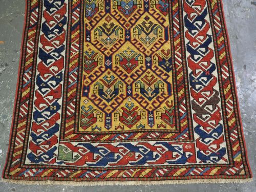 ANTIQUE CAUCASIAN DAGESTAN RUG WITH LATTICE DESIGN ON A YELLOW GROUND CIRCA 1890 - ADDITIONAL PHOTO 4
