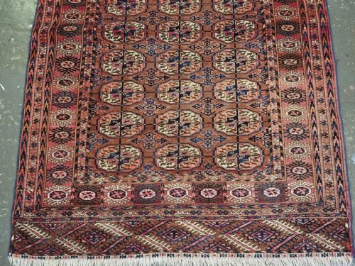 ANTIQUE TEKKE TURKMEN RUG SOFT COLOUR WITH COCHINEAL HIGHLIGHTS CIRCA 1900 - ADDITIONAL PHOTO 3