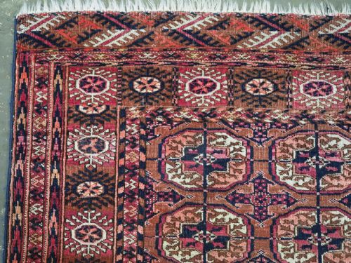 ANTIQUE TEKKE TURKMEN RUG SOFT COLOUR WITH COCHINEAL HIGHLIGHTS CIRCA 1900 - ADDITIONAL PHOTO 4
