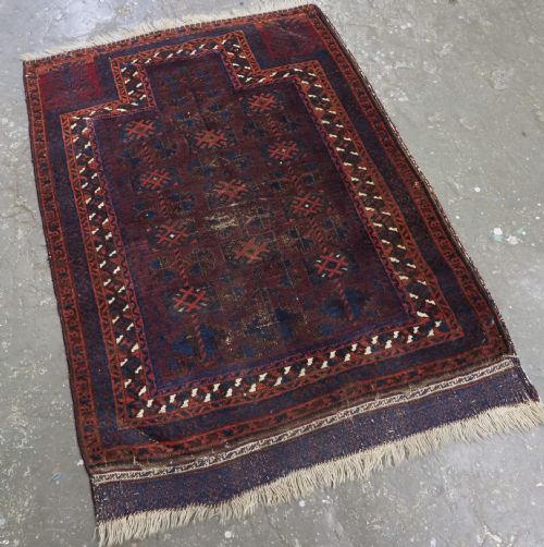 ANTIQUE BALUCH PRAYER RUG TIMURI YAQOUB KHANI WITH SCARCE BOX DESIGN ON AN AUBERGINE GROUND CIRCA 1880 - ADDITIONAL PHOTO 1