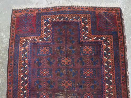 ANTIQUE BALUCH PRAYER RUG TIMURI YAQOUB KHANI WITH SCARCE BOX DESIGN ON AN AUBERGINE GROUND CIRCA 1880 - ADDITIONAL PHOTO 2