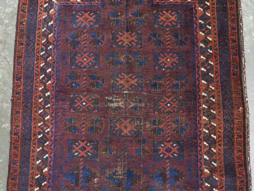ANTIQUE BALUCH PRAYER RUG TIMURI YAQOUB KHANI WITH SCARCE BOX DESIGN ON AN AUBERGINE GROUND CIRCA 1880 - ADDITIONAL PHOTO 3