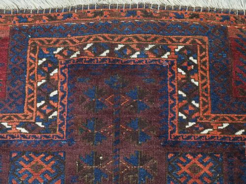 ANTIQUE BALUCH PRAYER RUG TIMURI YAQOUB KHANI WITH SCARCE BOX DESIGN ON AN AUBERGINE GROUND CIRCA 1880 - ADDITIONAL PHOTO 5