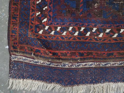 ANTIQUE BALUCH PRAYER RUG TIMURI YAQOUB KHANI WITH SCARCE BOX DESIGN ON AN AUBERGINE GROUND CIRCA 1880 - ADDITIONAL PHOTO 8