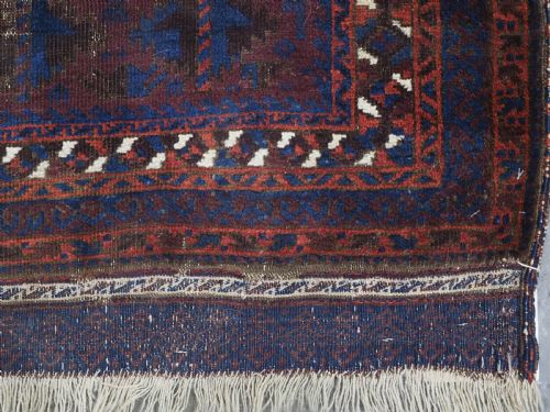 ANTIQUE BALUCH PRAYER RUG TIMURI YAQOUB KHANI WITH SCARCE BOX DESIGN ON AN AUBERGINE GROUND CIRCA 1880 - ADDITIONAL PHOTO 9
