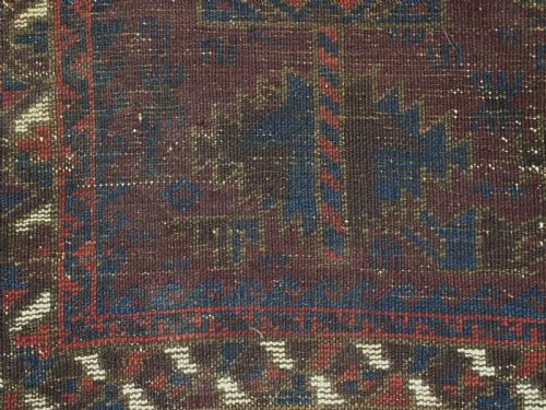 ANTIQUE BALUCH PRAYER RUG TIMURI YAQOUB KHANI WITH SCARCE BOX DESIGN ON AN AUBERGINE GROUND CIRCA 1880 - ADDITIONAL PHOTO 10