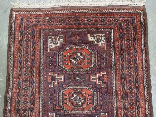 ANTIQUE YAQOUB KHANI BALUCH RUG OCTOGEN DESIGN ON AUBERGINE GROUND CIRCA 1900 - ADDITIONAL PHOTO 2