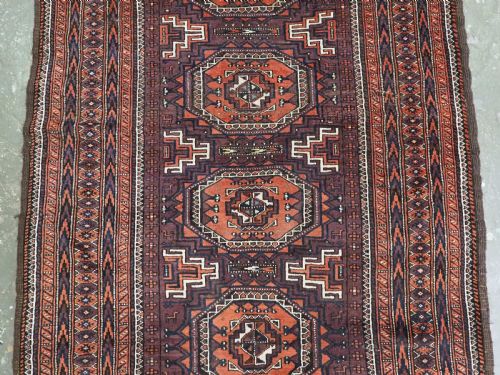 ANTIQUE YAQOUB KHANI BALUCH RUG OCTOGEN DESIGN ON AUBERGINE GROUND CIRCA 1900 - ADDITIONAL PHOTO 3