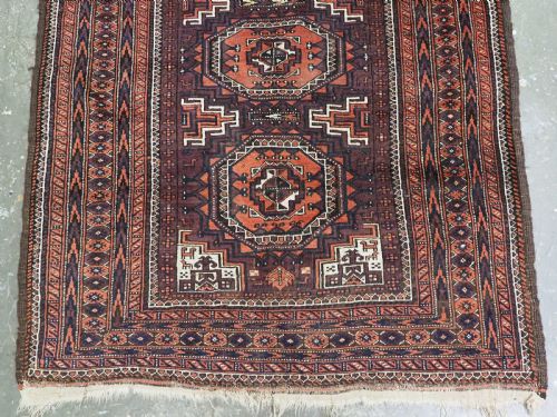 ANTIQUE YAQOUB KHANI BALUCH RUG OCTOGEN DESIGN ON AUBERGINE GROUND CIRCA 1900 - ADDITIONAL PHOTO 4