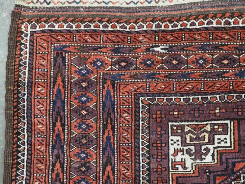 ANTIQUE YAQOUB KHANI BALUCH RUG OCTOGEN DESIGN ON AUBERGINE GROUND CIRCA 1900 - ADDITIONAL PHOTO 5