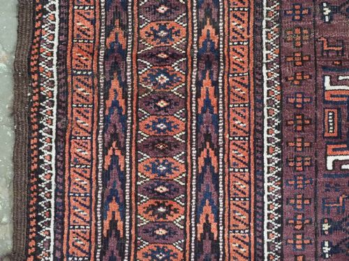 ANTIQUE YAQOUB KHANI BALUCH RUG OCTOGEN DESIGN ON AUBERGINE GROUND CIRCA 1900 - ADDITIONAL PHOTO 6