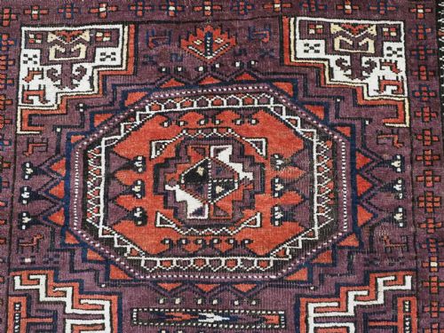 ANTIQUE YAQOUB KHANI BALUCH RUG OCTOGEN DESIGN ON AUBERGINE GROUND CIRCA 1900 - ADDITIONAL PHOTO 7