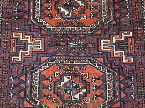 ANTIQUE YAQOUB KHANI BALUCH RUG OCTOGEN DESIGN ON AUBERGINE GROUND CIRCA 1900 - ADDITIONAL PHOTO 8