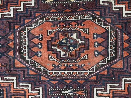 ANTIQUE YAQOUB KHANI BALUCH RUG OCTOGEN DESIGN ON AUBERGINE GROUND CIRCA 1900 - ADDITIONAL PHOTO 9