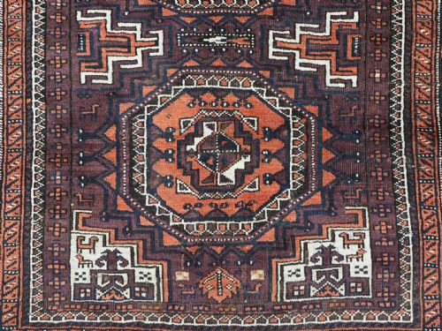 ANTIQUE YAQOUB KHANI BALUCH RUG OCTOGEN DESIGN ON AUBERGINE GROUND CIRCA 1900 - ADDITIONAL PHOTO 10