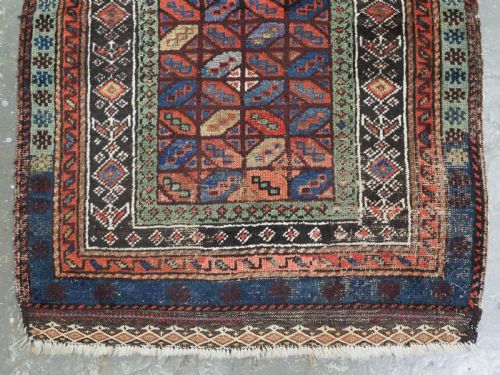 ANTIQUE BALUCH PRAYER RUG SCARCE DESIGN ATTRIBUTED TO THE 'BALUCH OF TURKESTAN' CIRCA 1880 - ADDITIONAL PHOTO 4