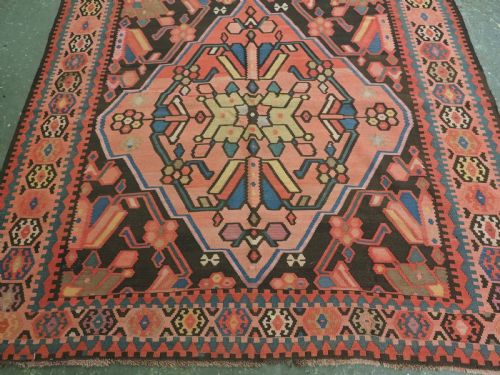 ANTIQUE ARMENIAN KARABAGH 'BEE' KILIM WITH LARGE MEDALLION DESIGN CIRCA 1900 - ADDITIONAL PHOTO 4