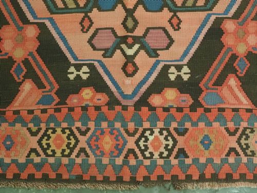 ANTIQUE ARMENIAN KARABAGH 'BEE' KILIM WITH LARGE MEDALLION DESIGN CIRCA 1900 - ADDITIONAL PHOTO 11