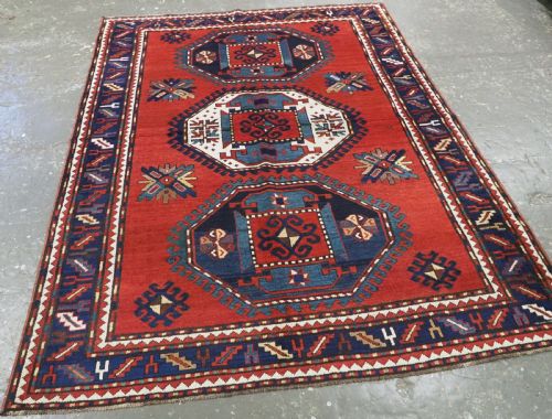 ANTIQUE CAUCASIAN TRIPLE MEDALLION KAZAK A VISUALLY STRIKING RUG CIRCA 1880 - ADDITIONAL PHOTO 1