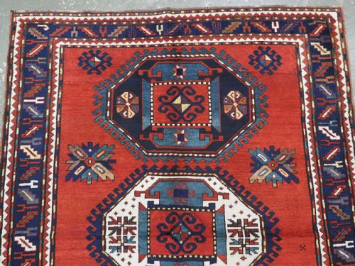 ANTIQUE CAUCASIAN TRIPLE MEDALLION KAZAK A VISUALLY STRIKING RUG CIRCA 1880 - ADDITIONAL PHOTO 2