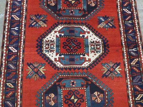 ANTIQUE CAUCASIAN TRIPLE MEDALLION KAZAK A VISUALLY STRIKING RUG CIRCA 1880 - ADDITIONAL PHOTO 3