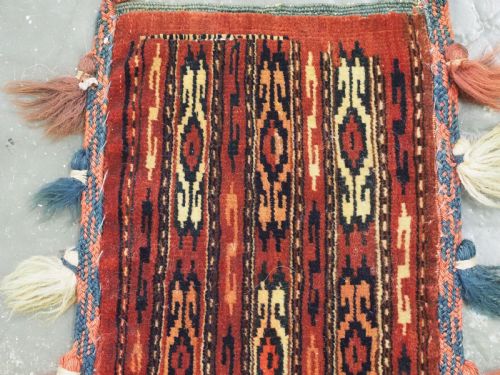 ANTIQUE YOMUT TURKMEN SPINDLE BAG 'IGSALYK' WITH PLAIN WEAVE BACK CIRCA 1880 - ADDITIONAL PHOTO 1