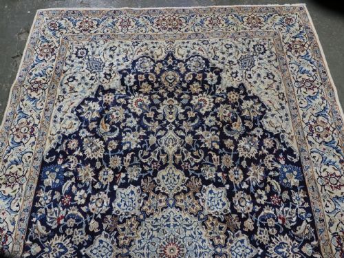 OLD NAIN CARPET WOOL WITH SILK HIGHLIGHTS SMALL MEDALLION DESIGN CIRCA 1930 - ADDITIONAL PHOTO 2