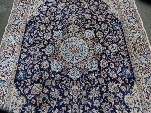 OLD NAIN CARPET WOOL WITH SILK HIGHLIGHTS SMALL MEDALLION DESIGN CIRCA 1930 - ADDITIONAL PHOTO 3