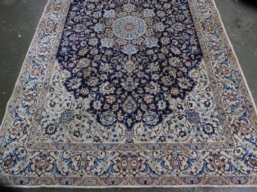 OLD NAIN CARPET WOOL WITH SILK HIGHLIGHTS SMALL MEDALLION DESIGN CIRCA 1930 - ADDITIONAL PHOTO 4