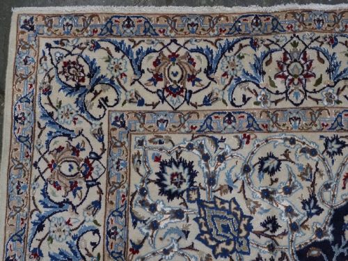 OLD NAIN CARPET WOOL WITH SILK HIGHLIGHTS SMALL MEDALLION DESIGN CIRCA 1930 - ADDITIONAL PHOTO 5