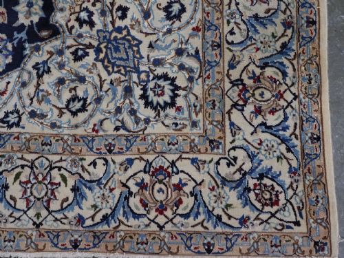 OLD NAIN CARPET WOOL WITH SILK HIGHLIGHTS SMALL MEDALLION DESIGN CIRCA 1930 - ADDITIONAL PHOTO 11