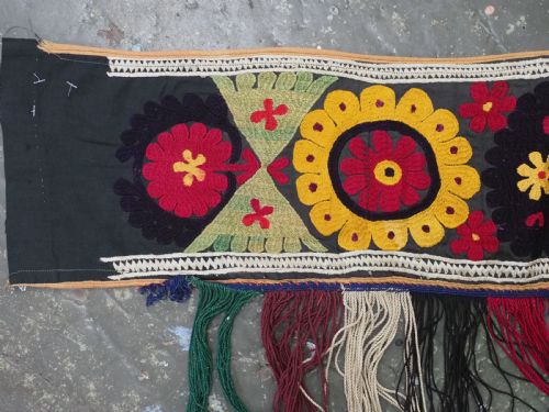 OLD UZBEK LAKAI TRIBE SILK EMBROIDERED 'SAYE GOSHA' BED DECORATION CIRCA 192030 - ADDITIONAL PHOTO 1