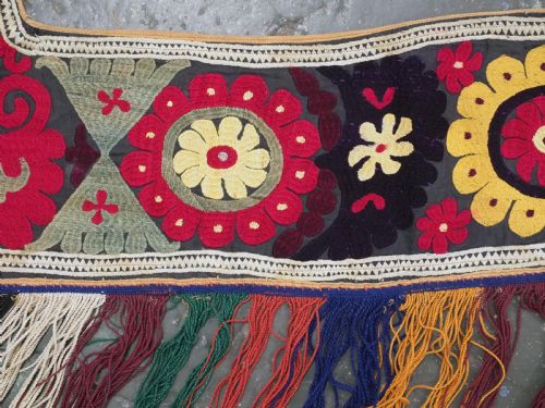 OLD UZBEK LAKAI TRIBE SILK EMBROIDERED 'SAYE GOSHA' BED DECORATION CIRCA 192030 - ADDITIONAL PHOTO 4
