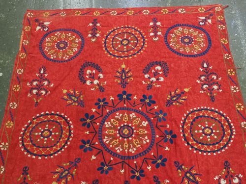 ANTIQUE UZBEK SUZANI FLORAL DESIGN ON A RED GROUND CIRCA 1900 - ADDITIONAL PHOTO 1