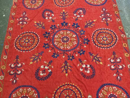 ANTIQUE UZBEK SUZANI FLORAL DESIGN ON A RED GROUND CIRCA 1900 - ADDITIONAL PHOTO 2