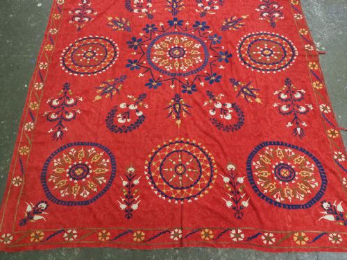 ANTIQUE UZBEK SUZANI FLORAL DESIGN ON A RED GROUND CIRCA 1900 - ADDITIONAL PHOTO 3