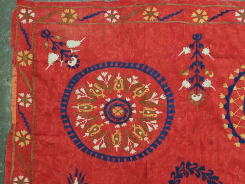 ANTIQUE UZBEK SUZANI FLORAL DESIGN ON A RED GROUND CIRCA 1900 - ADDITIONAL PHOTO 4