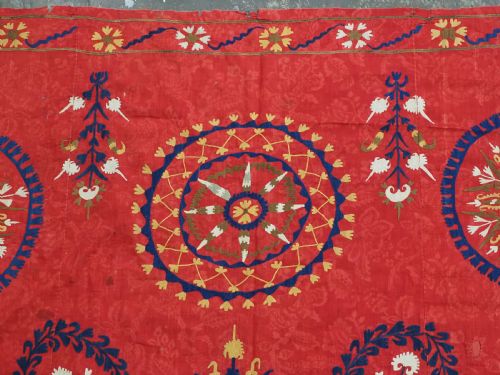 ANTIQUE UZBEK SUZANI FLORAL DESIGN ON A RED GROUND CIRCA 1900 - ADDITIONAL PHOTO 5