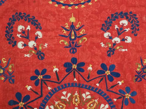 ANTIQUE UZBEK SUZANI FLORAL DESIGN ON A RED GROUND CIRCA 1900 - ADDITIONAL PHOTO 6