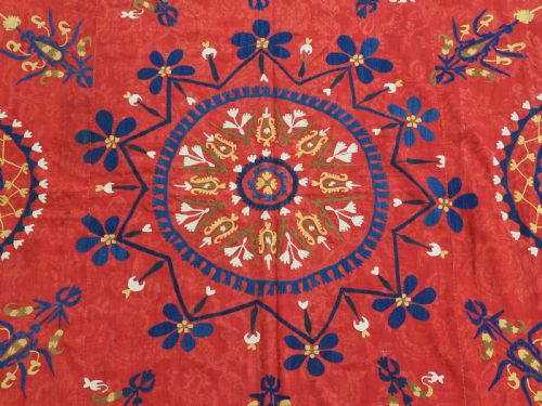 ANTIQUE UZBEK SUZANI FLORAL DESIGN ON A RED GROUND CIRCA 1900 - ADDITIONAL PHOTO 7