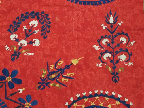 ANTIQUE UZBEK SUZANI FLORAL DESIGN ON A RED GROUND CIRCA 1900 - ADDITIONAL PHOTO 8