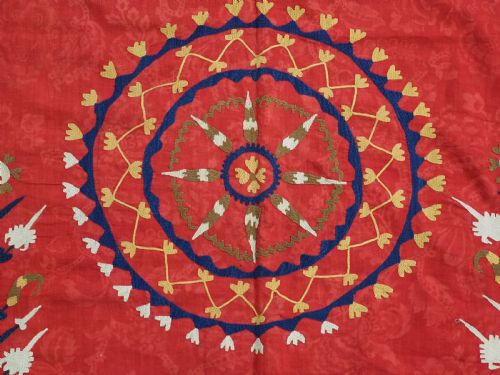 ANTIQUE UZBEK SUZANI FLORAL DESIGN ON A RED GROUND CIRCA 1900 - ADDITIONAL PHOTO 9