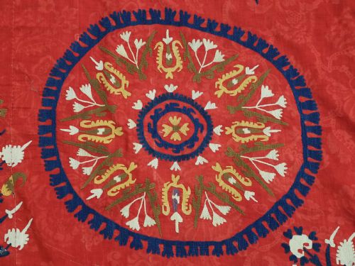 ANTIQUE UZBEK SUZANI FLORAL DESIGN ON A RED GROUND CIRCA 1900 - ADDITIONAL PHOTO 10