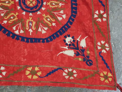 ANTIQUE UZBEK SUZANI FLORAL DESIGN ON A RED GROUND CIRCA 1900 - ADDITIONAL PHOTO 11