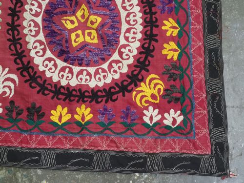 VINTAGE UZBEK SUZANI PROBABLY LAKAI TRIBE SILK ON COTTON CIRCA 192030 - ADDITIONAL PHOTO 10