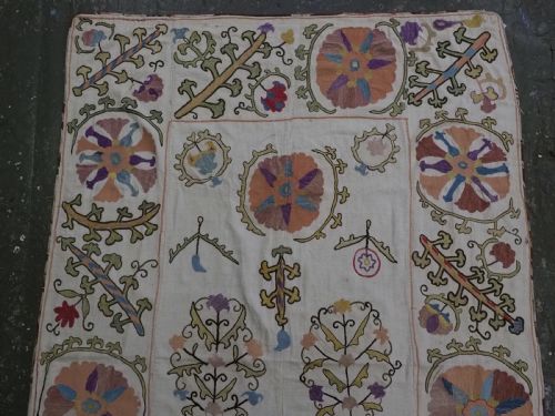 fig 1. ANTIQUE UZBEK SUZANI, BUKHARA REGION, SILK TAMBOUR WORK ON LINEN, CIRCA 1920.